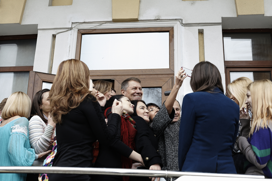 Dezlegare la selfie-uri cu Klaus Iohannis, la PRO TV! - FOTO