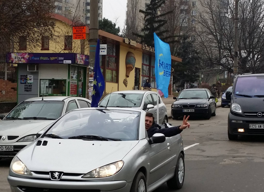 Dorin Chirtoaca, la volanul unei decapotabile, pe timp de iarna - FOTO