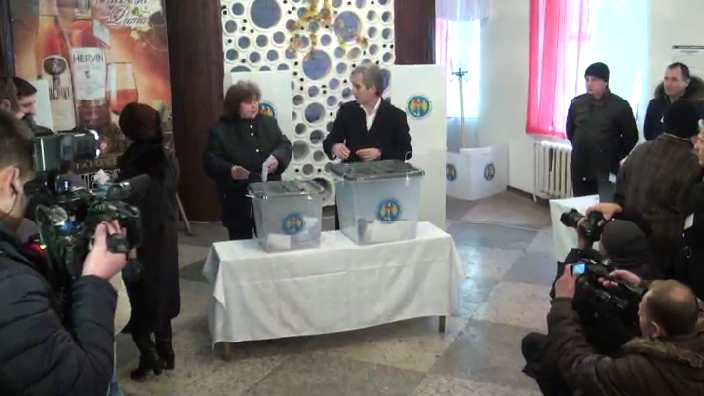 Pemierul Iurie Leanca a votat la sectia de la Ialoveni. Cu cine a venit la urne