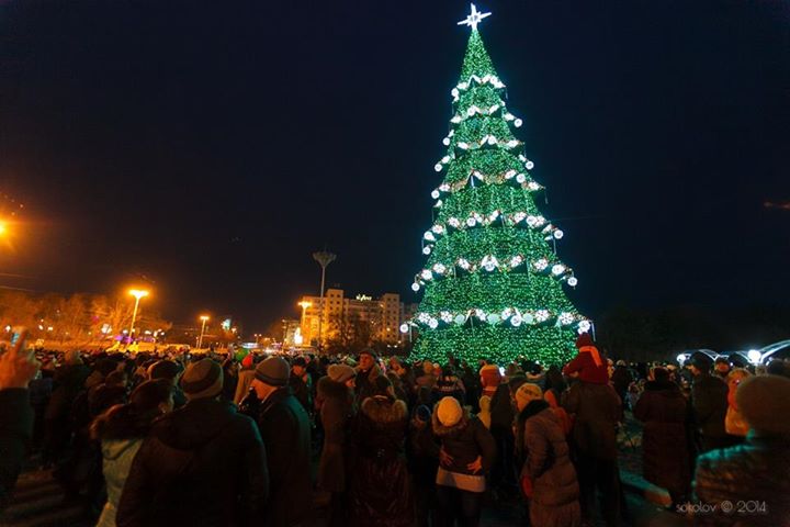 Bradul artificial din Tiraspol a fost inaugurat! Tiraspolenii au admirat si o parada a Mos Craciunilor - FOTO