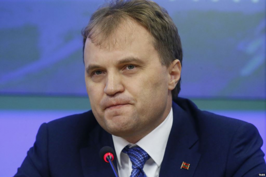 Noroc de bodyguarzi! Liderul de la Tiraspol, cat pe ce sa cada din cauza ghetii - VIDEO