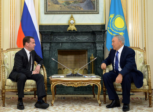 Poarta pantofi cu platforma ca sa-si adauge cativa centimetri! Cum a aparut Dmitrii Medvedev la o intalnire - FOTO