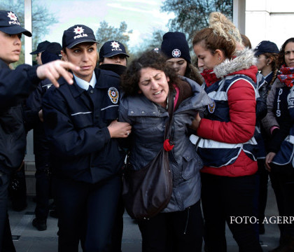 10.000 de cetateni turci, anchetati din cauza postarilor pe Facebook sau Twitter. Peste 1.600 au fost deja inchisi