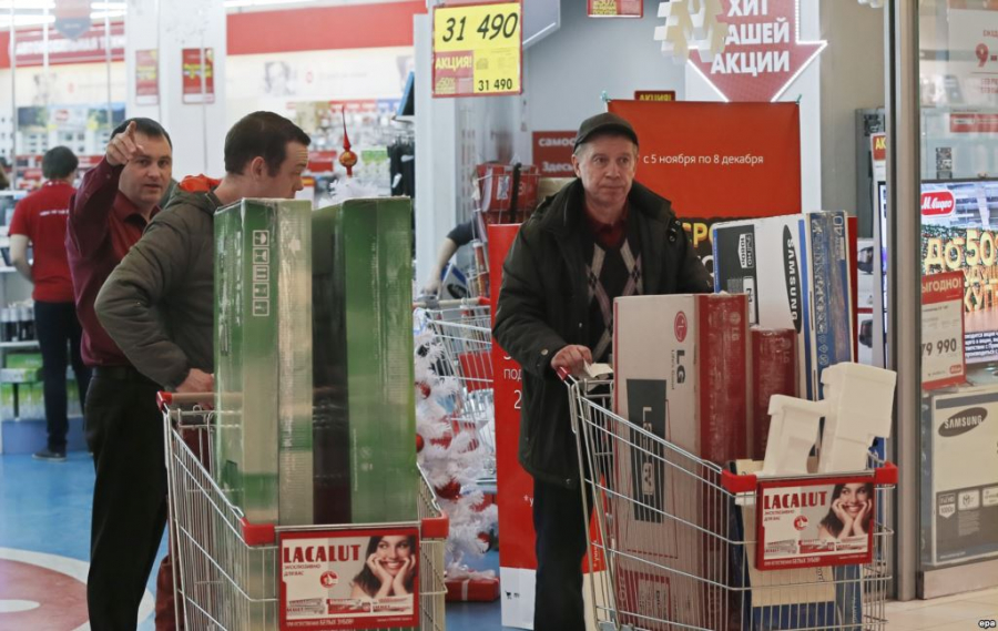Panica si in Belarus. Lumea se inghesuie la casele de schimb valutar