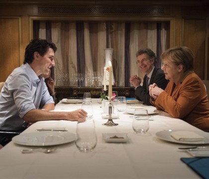 Poza cu Justin Trudeau si Angela Merkel devenita viral. Detaliul care a starnit glume si ironii la adresa cancelarului