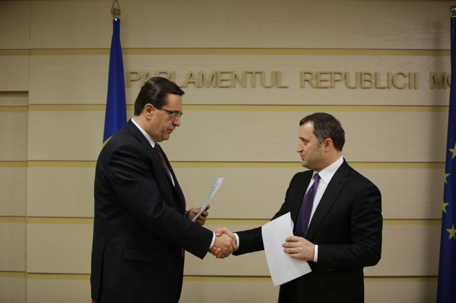 Marian Lupu si Vlad Filat au semnat documentul de constituire a noului acord politic "Alianta pentru Moldova europeana" - FOTO