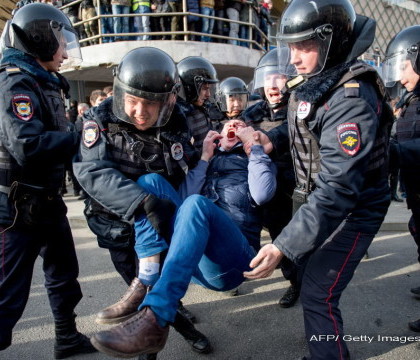 29 de manifestanti arestati la Moscova, in timp ce Medvedev schiaza la Soci, flancat de bodyguarzi: "O noua situatie jenanta"