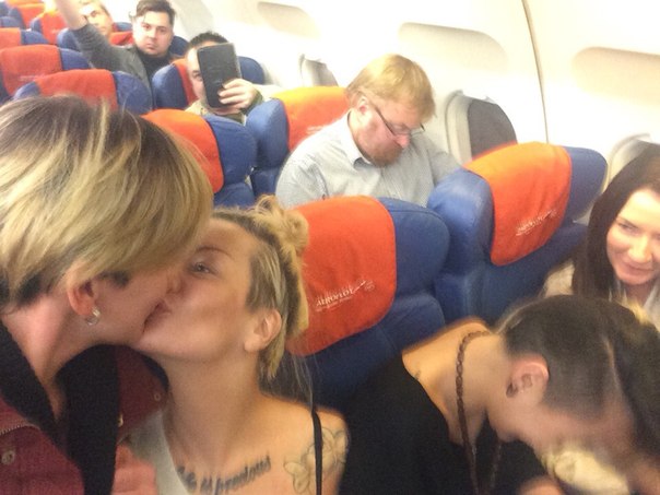 Un deputat rus, anti-gay, a aparut pe fundalul a doua fete care se sarutau! "Niste nebune proaste!", a comentat politicianul - FOTO