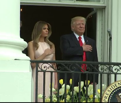 Donald si Melania Trump au luat parte la prima cursa cu oua de la Casa Alba. Cate persoane au participat la eveniment