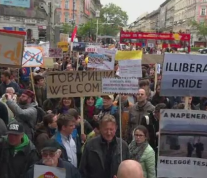 Mars cu 5.000 de persoane pe strazile Budapestei. Ungurii au folosit pancarte ironice fata de politicile lui Orban