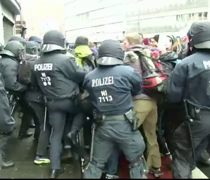 Proteste violente fata de partidul antimigratie, la Koln. Doi politisti au fost raniti in confruntari