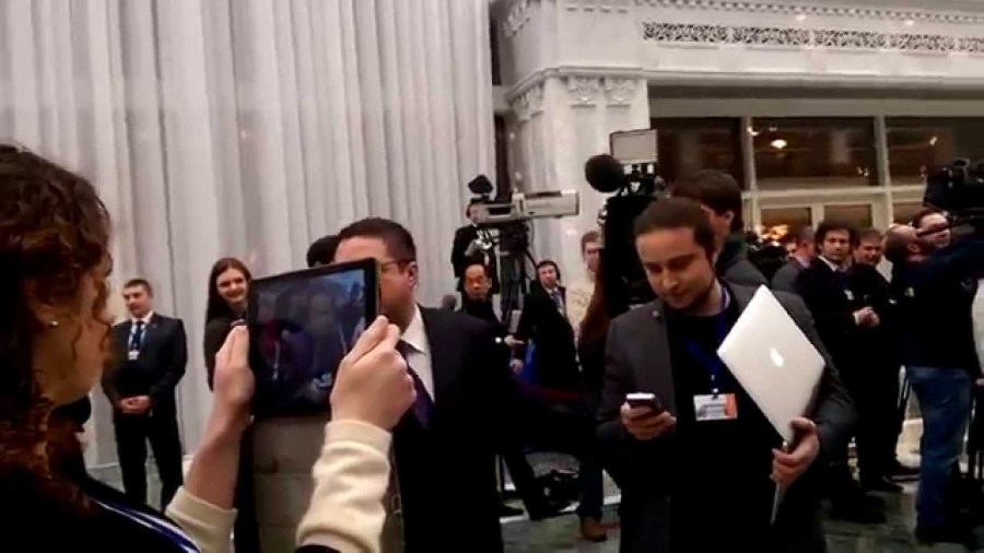 Un jurnalist rus a LATRAT la colegele sale din Ucraina: Imagini scandaloase de la Summitul de la Minsk: - VIDEO