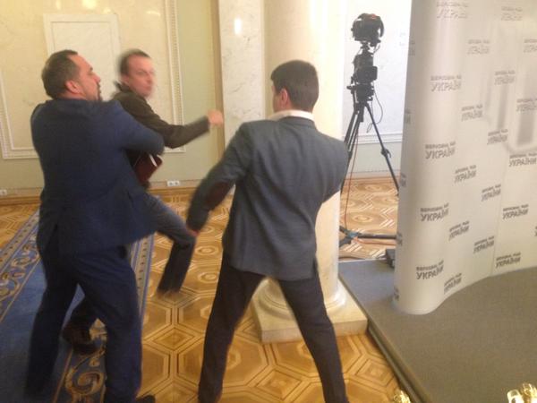 Bataie violenta pe holurile Radei de la Kiev. Ce nu au putut imparti doi deputati - VIDEO