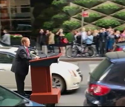 Dupa Alec Baldwin, a venit randul Melissei McCarthy sa parodieze administratia Trump. Cum a aparut pe strazile din Manhattan