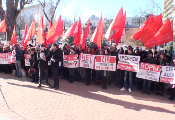 Protest fata de situatia de pe piata valutara. Socialistii cer crearea unei comisii pentru a ancheta cazul BEM, Banca Sociala si Unibank. VIDEO