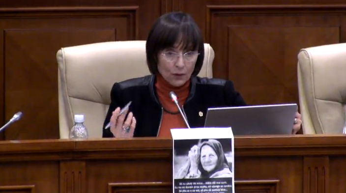 Poza cu care au venit liberalii in Parlament. Cine este femeia din imagini - FOTO