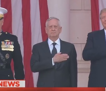 Donald Trump a provocat supararea unor americani. Ce gesturi a facut presedintele in timp ce canta imnul SUA. VIDEO