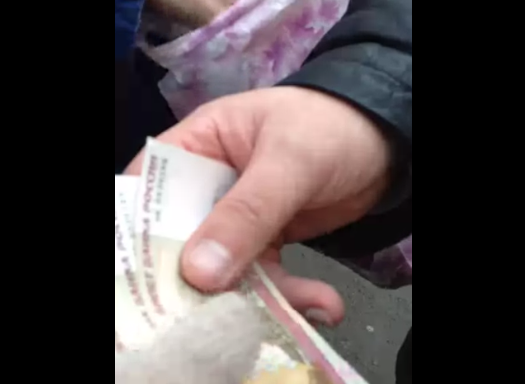 Au primit bani pentru ca au iesit la protestul de la Moscova. O jurnalista din Rusia a filmat cum i s-a dat 300 de ruble - VIDEO