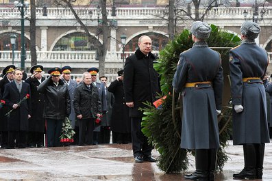 Ziua Aparatorilor Patriei, sarbatorita la Moscova. Putin si alti oficiali au depus jerbe de flori - VIDEO