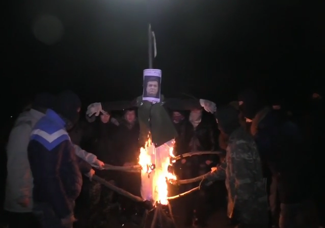 Amenintare la adresa fostului presedinte al Ucrainei? In Mariupol a fost arsa "momaia lui Ianukovici" - VIDEO
