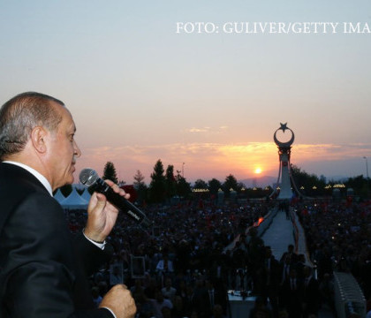Erdogan a comemorat un an de la puciul esuat din Turcia printr-un miting urias. "Le voi smulge capul tradatorilor"