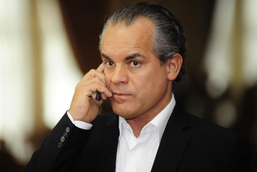 Si-a gravat pe Iphone chipul sau? Democratul Vlad Plahotniuc, surprins cu un telefon mobil ce ar costa in jur de 6 mii de dolari
