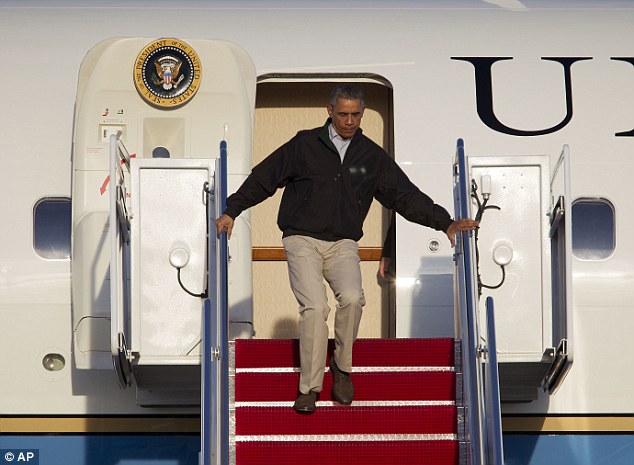 Obama, la un pas de a cadea de pe scara avionului prezidential Air Force One. Vezi momentul - VIDEO