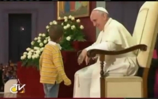 Bland, modest si plin de umor. Papa Francisc, liderul spiritual care i-a cucerit chiar si pe atei