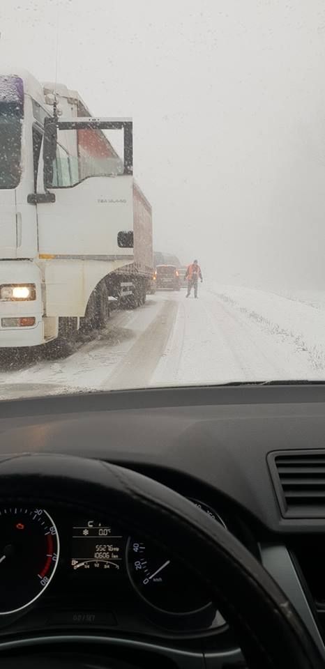 S-au format troiene pe mai multe drumuri din tara. Vezi cum se circula in aceste momente: o masina a ajuns in sant, iar camioanele nu se pot urni din loc - GALERIE FOTO