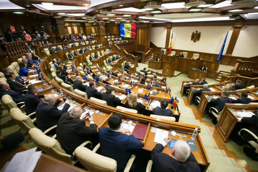 Deputatii si-au primit salariile pentru luna martie, desi de la alegeri s-au intrunit intr-o singura sedinta
