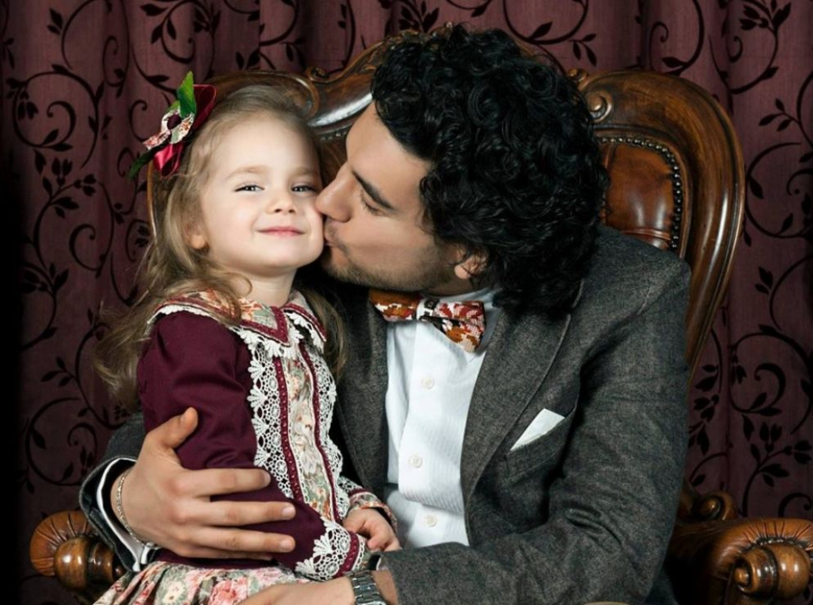 Amelia Uzun abia asteapta sa faca trupa mare cu surioara ei mai mica – Alisa. „Cantam impreuna, ea ma repeta...”