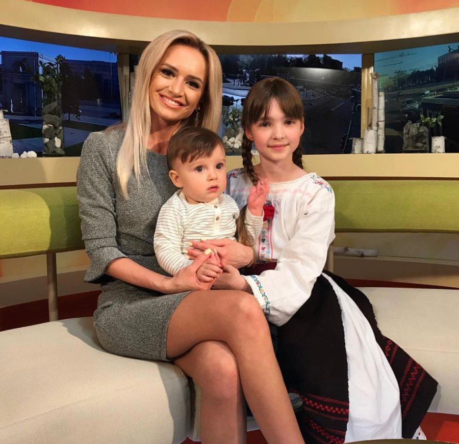 A trait in Italia primii 7 ani de viata, pentru ca parintii ei acolo munceau. Acum, Carolina Furtuna e solista la „Iedera” si e tare fericita ca reuseste sa se integreze in Moldova