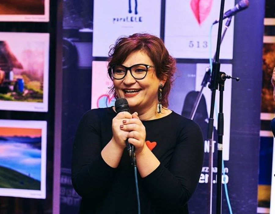 E stabilita de mai mult de 20 de ani la Bucuresti, dar poarta Moldova in suflet. „Pot sa fiu intr-o adunare cu cei mai mari oameni ai statului, dar daca ma suna mama, trec imediat pe limbaj moldovenesc."