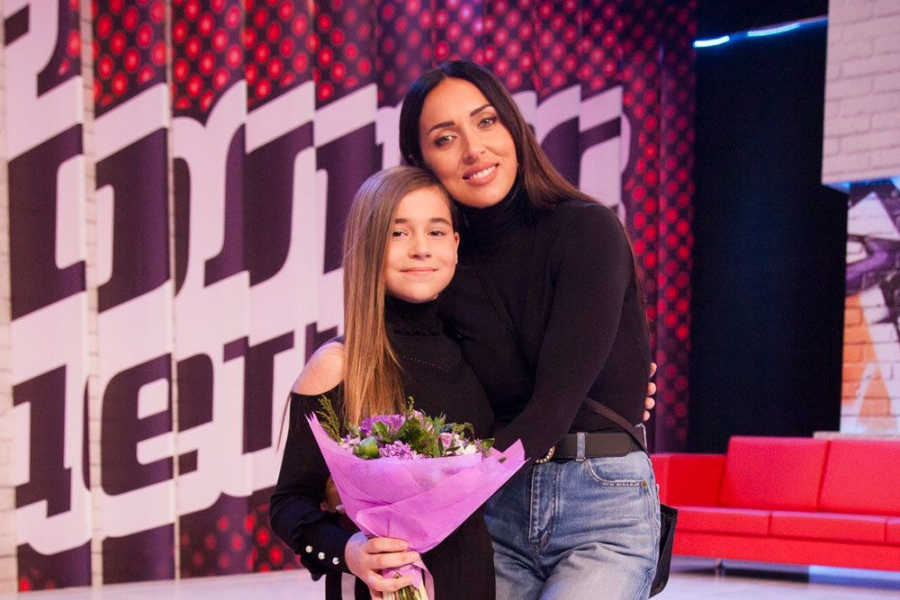 Fetita lui Alsou este nevoita sa renunte la marele trofeu. „Pervii Kanal” a anulat rezultatele concursului „Golos. deti”