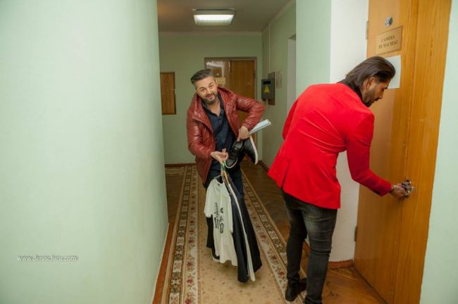 Pe langa talentul muzical, Adrian Ursu mai are calitati de admirat. Acesta isi schimba tinuta, in culise, in doi timpi si trei miscari
