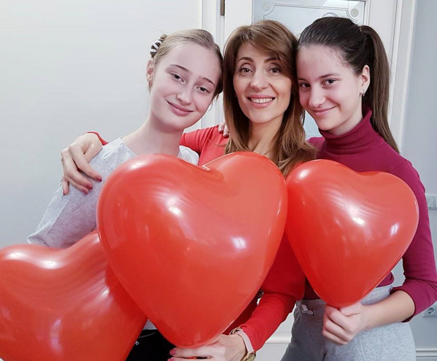 Gemenele interpretei Aura, Lori si Beti, s-au transformat total. Nu mai sunt niste copile, ci domnisoare in toata splendoarea 