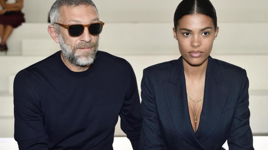 Moment adorabil. Vincent Cassel isi plimba fetita nou-nascuta prin Malibu. Cui seamana micuta