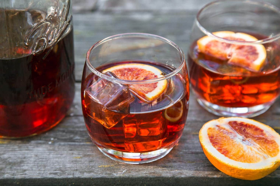 SAVUREAZA LEGENDARUL COCKTAIL NEGRONI LA TERASA AVA 1727 WINE&RESTAURANT SI FA UN ACT CARITABIL!
