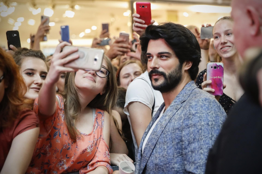 L-au luat femeile cu asalt! Actorul sexy din „Kara Sevda” a facut baie de multime la Bucuresti