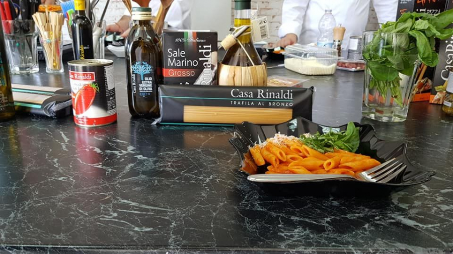 CARBONARA VS PASTE CU SOS DE ROSII! BATALIA CELOR DOUA DELICII CULINARE S-A DAT INTR-UN LABORATOR GASTRONOMIC DIN CAPITALA