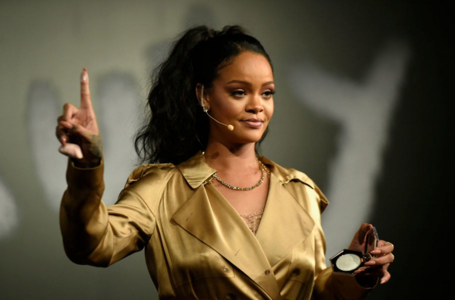 Pierderea în Greutate Rihanna: Cântăreața spune că nu poate să nu mai lase kilogramele