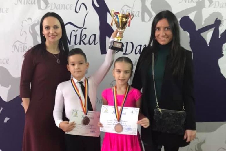 Doua surori, aceeasi pasiune. Dansatoarele Carolina Simion si Margareta Gligor si-au facut din dans un stil de viata