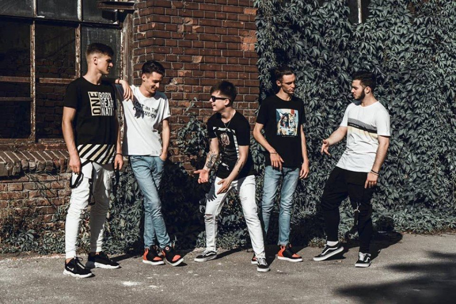 „Plec din Chisinau” - un nou experiment muzical de la trupa 7 Klase. Cum a fost la filmari: „Vreo 5 minute am tipat toti cinci prieteneste.”

