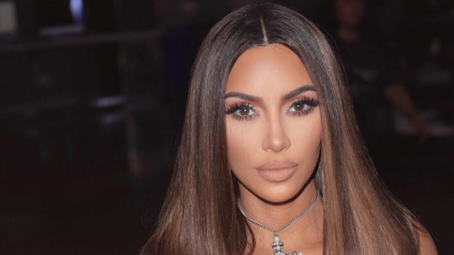 Kim Kardashian vorbeste deschis despre boala ei: „Sper ca povestea mea sa ajute pe oricine cu aceasta afectiune sa se simta increzator in propriile forte.”
