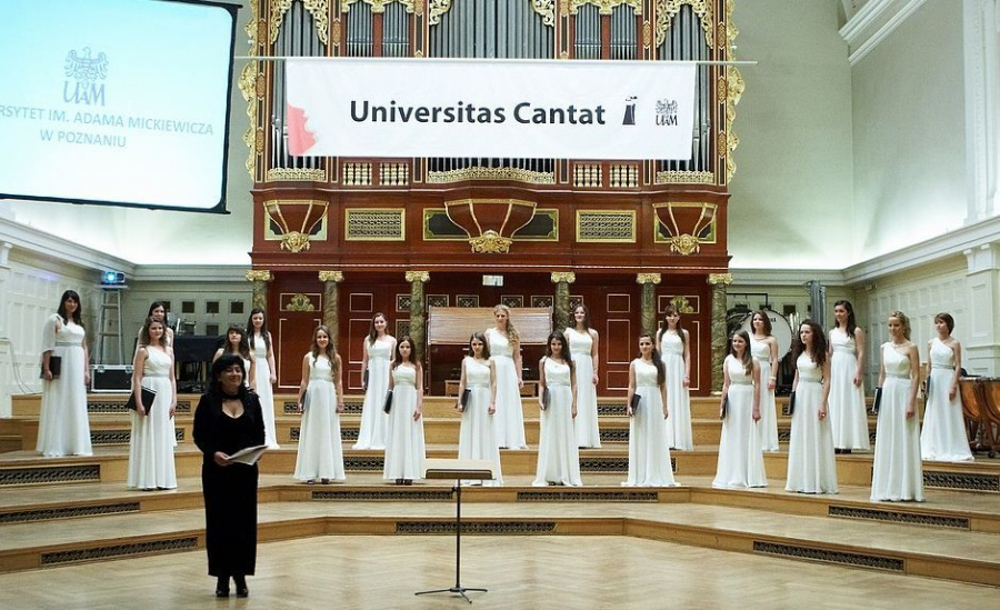 Corul „Cantabile”, condus de Elena Marian marcheaza 10 de activitate: „Arta nu poate ramane cimentata in om, ea razbate...”