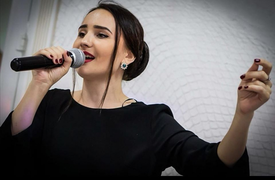 „Poftiti boieri pana afara” este noul colind al tinerei interprete Silvia Stati. „Noi asa fiind mici, mergeam pe la rude si mereu cantam la masa diferite cantece”