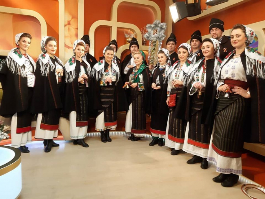 Matematica, economie, drept sau istorie - sunt cateva dintre profesiile pe care le au membrii ansamblului „Crenguta de iedera” condus de Maria Iliut. „Trec testari, vocal, ritmica, dar...”  
