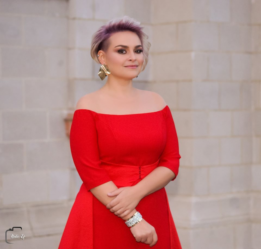 Cristina Scarlat - aparitie demna de covorul rosu. Interpreta a stralucit pe scena intr-o rochie cu umeri goi