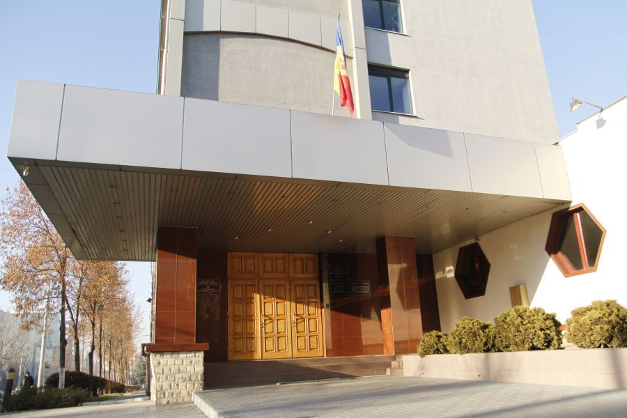 Perchezitii la Calea Ferata din Moldova: 15 persoane, printre care si un sef de Directie, audiate si escortate la CNA. Sunt initiate 34 de cauza penale. Schema de coruptie, descrisa de oamenii legii