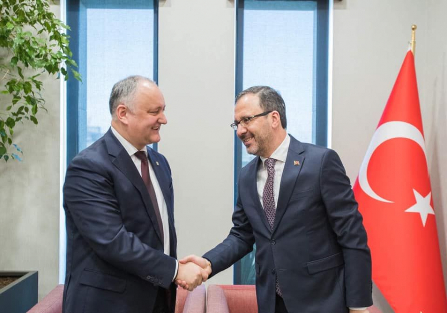 Igor Dodon S A Intalnit Neoficial Cu Ministrul Tineretului Si Sportului Din Turcia Pe Aeroportul Din Istanbul